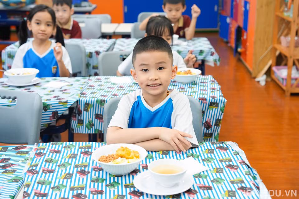 Các em học sinh ăn bữa tối tại trường. (Ảnh: Nhà trường cung cấp/Vietnam+)