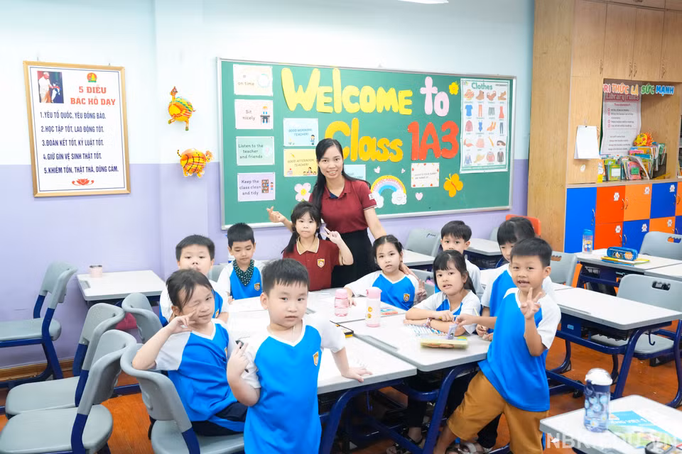 Nhà trường đã phân công các thầy cô giáo quản lý, trông coi học sinh đảm bảo an toàn như ở nhà để phụ huynh yên tâm. (Ảnh: Nhà trường cung cấp/Vietnam+)