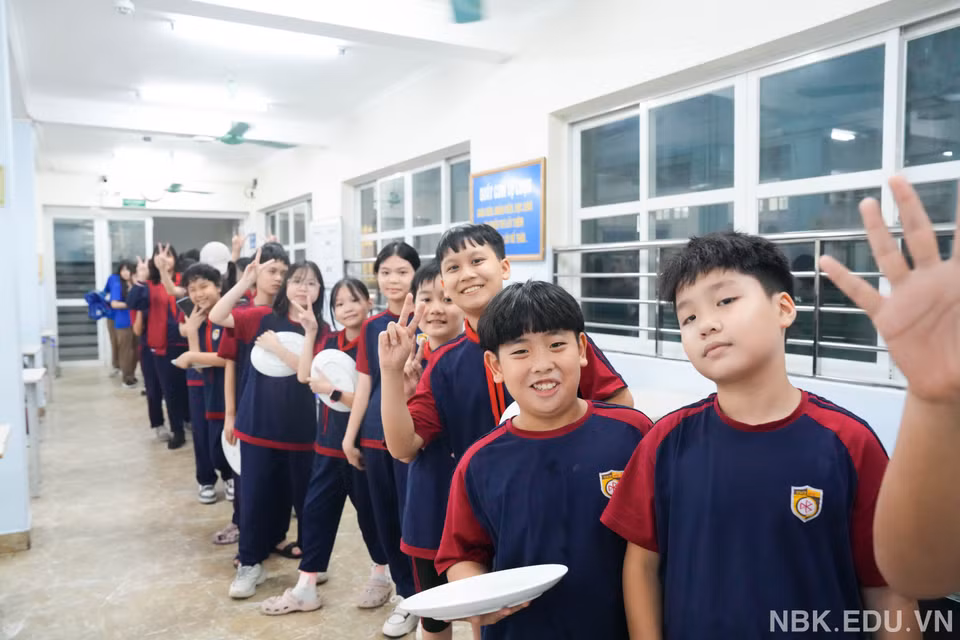 Trường Nguyễn Bỉnh Khiêm cũng tổ chức cho học sinh ăn bữa tối và ở lại trường khi ô tô đưa đón học sinh của trường không thể hoạt động vì mưa bão và phụ huynh cũng chưa thể đến đón con. (Ảnh: Nhà trường cung cấp/Vietnam+)