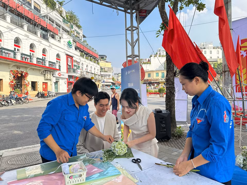 Ban tổ chức cũng chuẩn bị sẵn "đạo cụ" để các gia đình có thể chụp ảnh lưu niệm. (Ảnh: PV/Vietnam+)