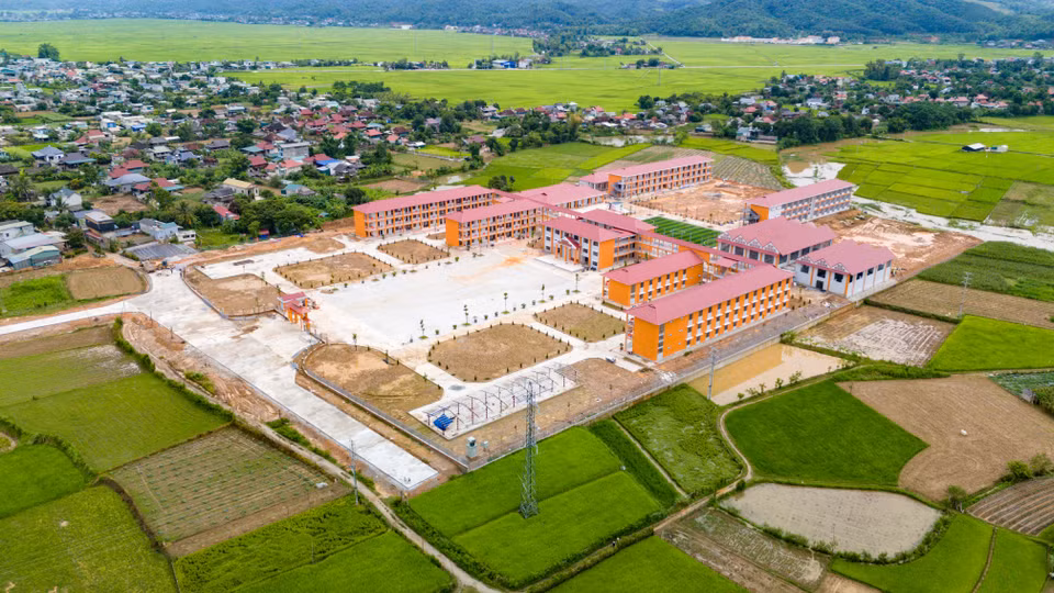 Được xây dựng theo tiêu chuẩn cao, các trường nội trú vùng biên là không gian học tập mơ ước của thầy và trò vùng cao, với nhiệm vụ nâng cao chất lượng giáo dục đồng thời góp phần giữ vững phên dậu vùng biên. (Ảnh: Hoài Nam/Vietnam+)