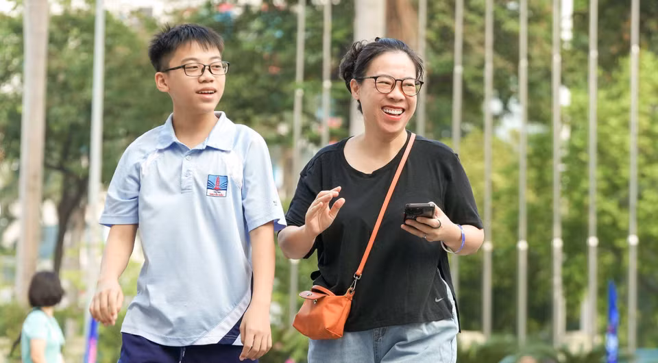 ...mà còn là sự gắn kết giữa học sinh và phụ huynh... (Ảnh: Vietnam+)