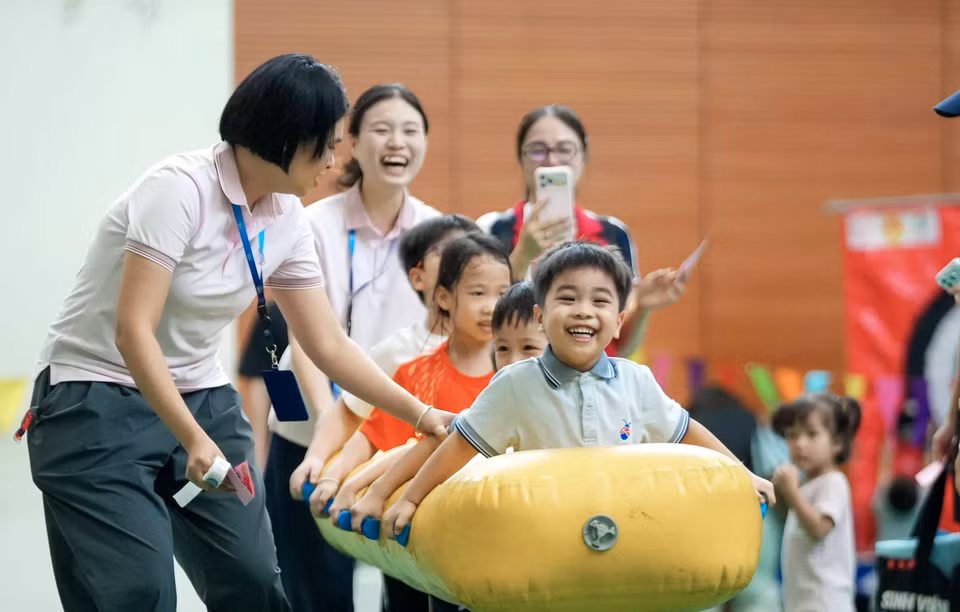 Các trò chơi được thiết kế đa dạng phù hợp với từng lứa tuổi học sinh. (Ảnh: Vietnam+)