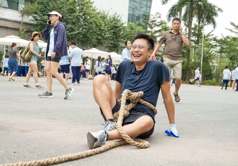 Ngoài ý nghĩa khích lệ tinh thần rèn luyện sức khỏe, chương trình còn tạo bầu không khí lành mạnh, mang đến môi trường, cơ hội gắn kết giữa các phụ huynh, giữa cha mẹ và con cái, phụ huynh và nhà trường. (Ảnh: Vietnam+)