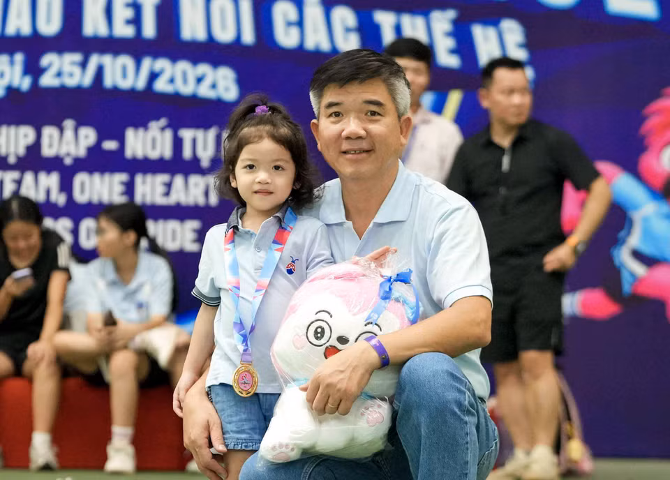 Cô Hiệu trưởng Nguyễn Thị Minh Thúy cho hay những cái bắt tay siết chặt, ánh mắt cổ vũ của cha mẹ bên con em mình trên sân cỏ, đường đua là minh chứng sống động cho “vòng tròn hạnh phúc”, nơi nhà trường và gia đình luôn đồng lòng trong sứ mệnh trồng người. (Ảnh: Vietnam+)