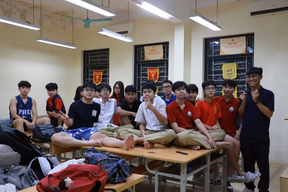 Các em học sinh và thầy chủ nhiệm trong lớp học. (Ảnh: PV/Vietnam+)