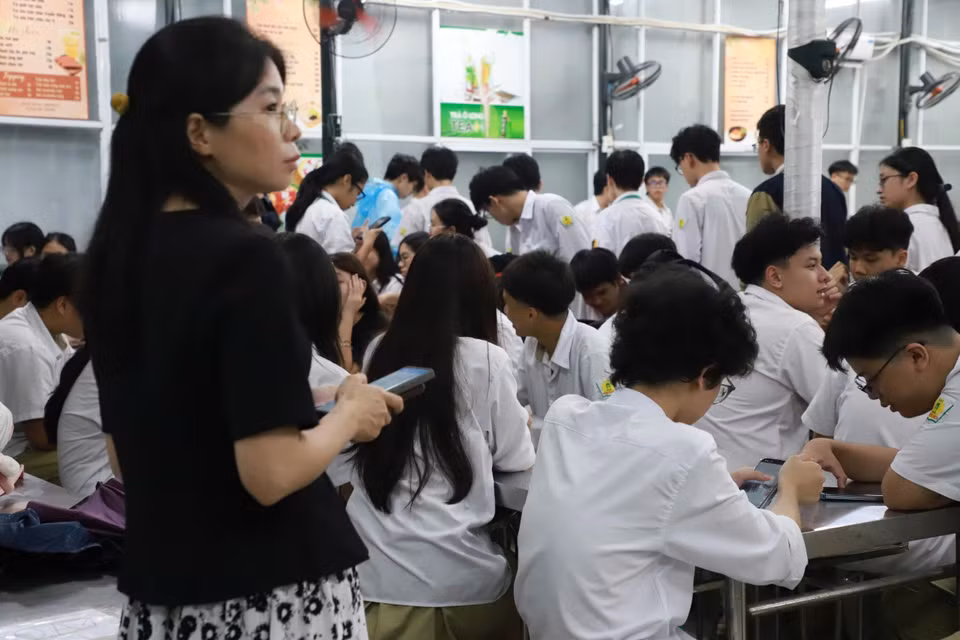 Hoàn lưu bão số 10 đã biến nhiều khu vực của Hà Nội thành biển nước, các tuyến đường quanh trường ngập sâu, nhiều phụ huynh không thể đến đón con. Có gần 100 học sinh phải ở lại ăn tối tại trường, 26 em đăng ký ngủ lại qua đêm. Các thầy cô giáo đã ở lại để chăm sóc các em. (Ảnh: PV/Vietnam+)