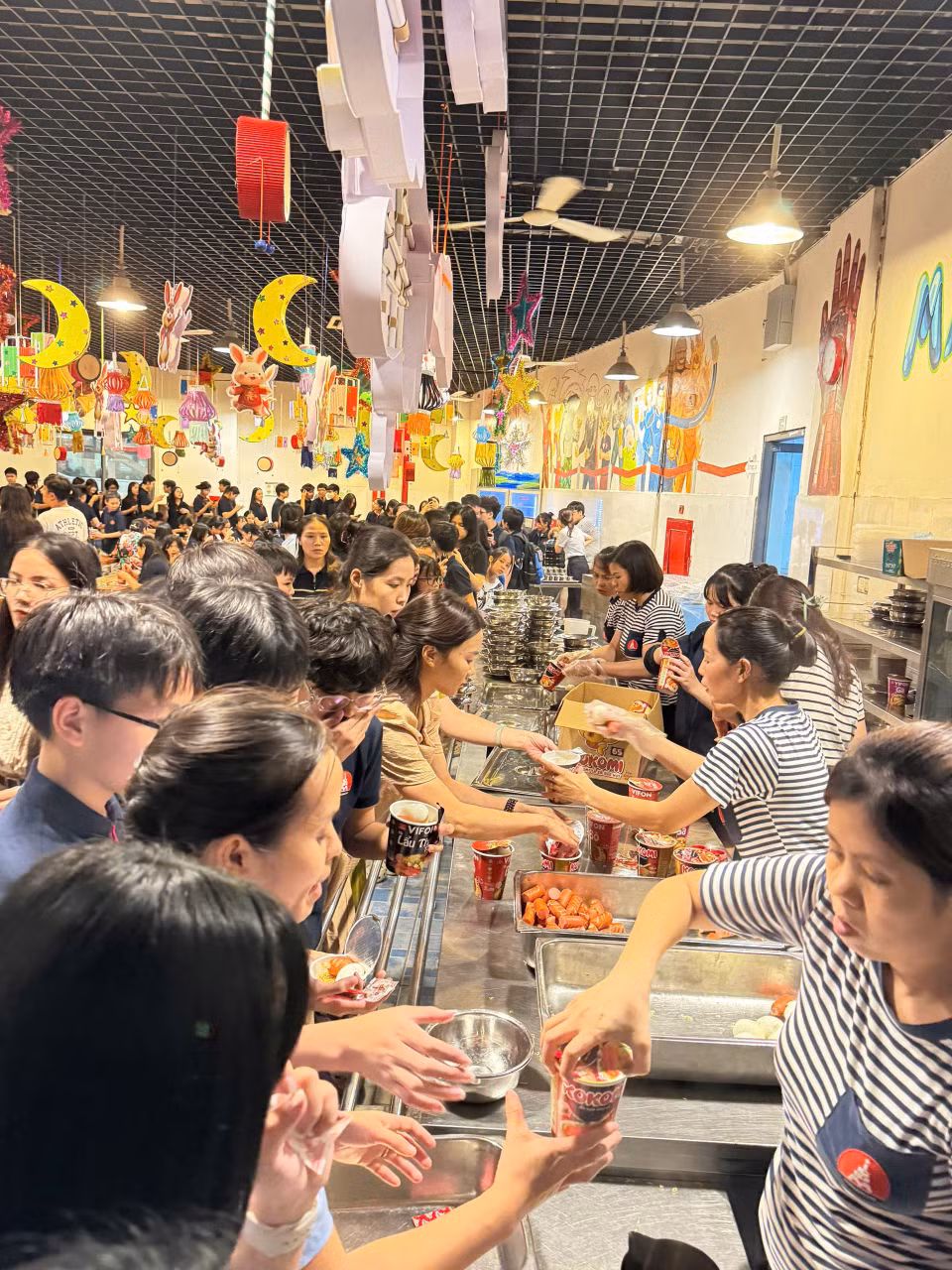 Trường cũng sẽ chuẩn bị bữa sáng mai cho học sinh. (Ảnh: PV/Vietnam+)