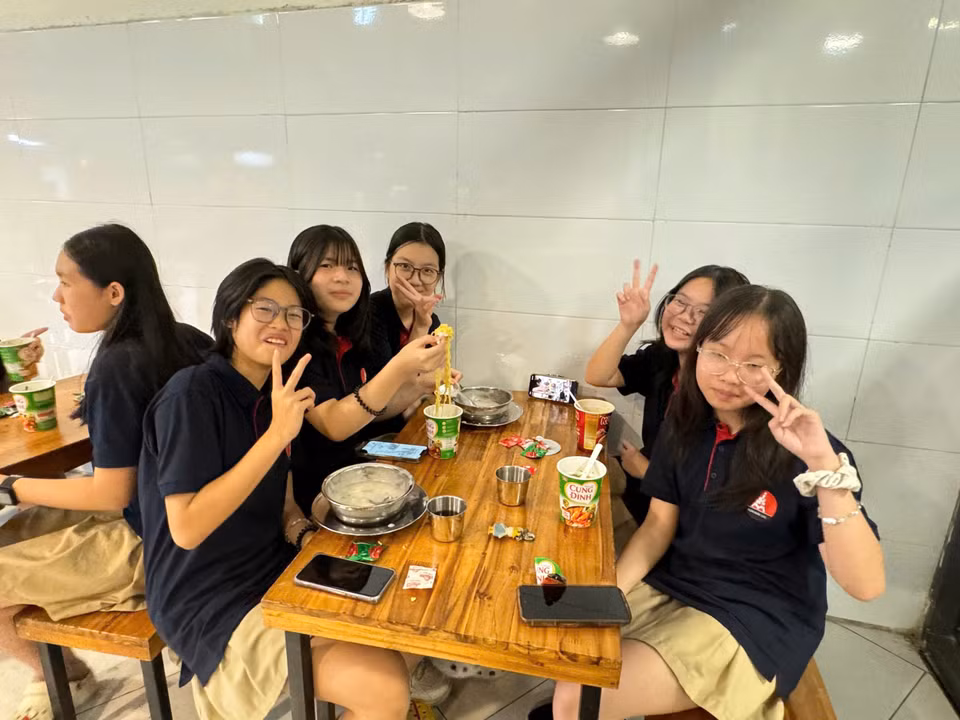 Nhà trường cho biết sẽ lo chu tất chỗ ăn, ở cho các em khi ở lại trường. (Ảnh: PV/Vietnam+)