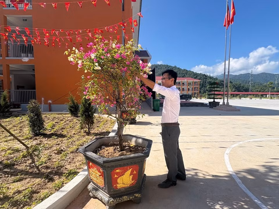 Thầy Hiệu trưởng Nguyễn Trọng Sơn chăm chút cho cây hoa giấy mới trồng. Thay vì mua cả chậu cây trồng sẵn, để tiết kiệm chi phí, trường mua riêng cây của nhà vườn, đặt đúc chậu, thầy cô tự trồng. 60 chậu cây hoa giấy được đặt khắp khuôn viên trường. "Giá giảm 50 đến 70% so với mua cây trồng sẵn," thầy Sơn nói.