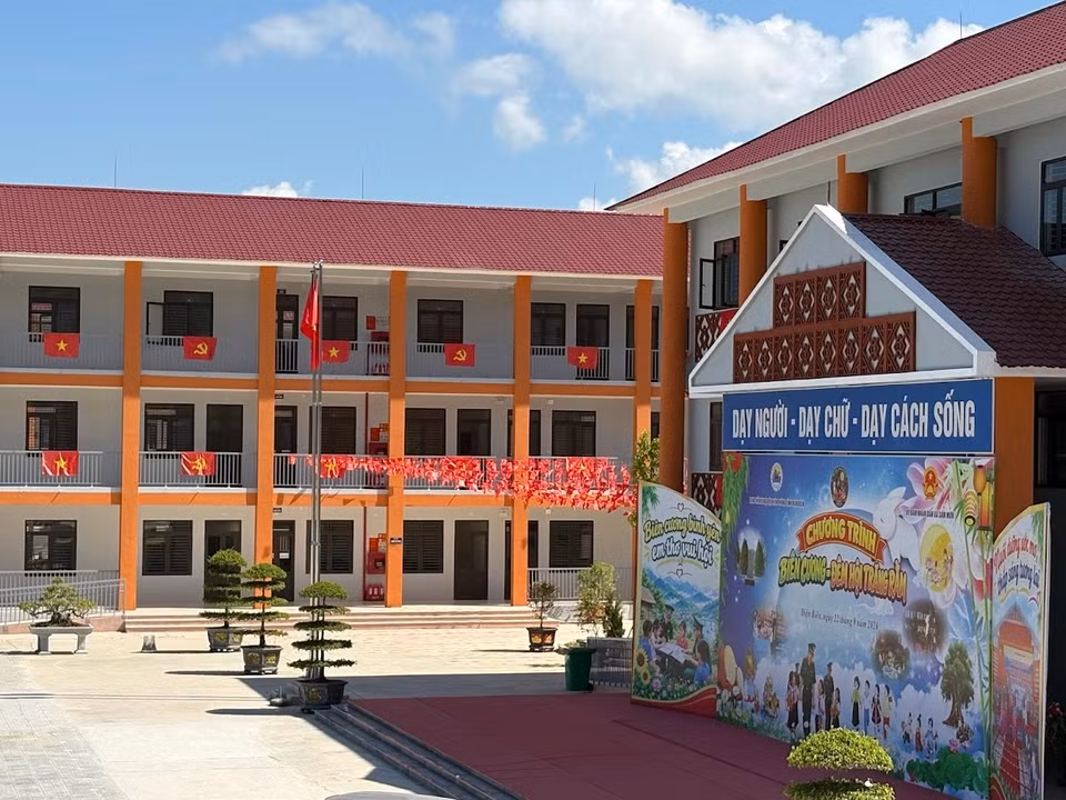 Trường Phổ thông nội trú Tiểu học và Trung học cơ sở Sam Mứn, tỉnh Điện Biên là một trong số 108 trường phổ thông nội trú vùng biên giai đoạn 1, đã đi vào hoạt động từ năm học 2026-2027. (Ảnh: PV/Vietnam+)