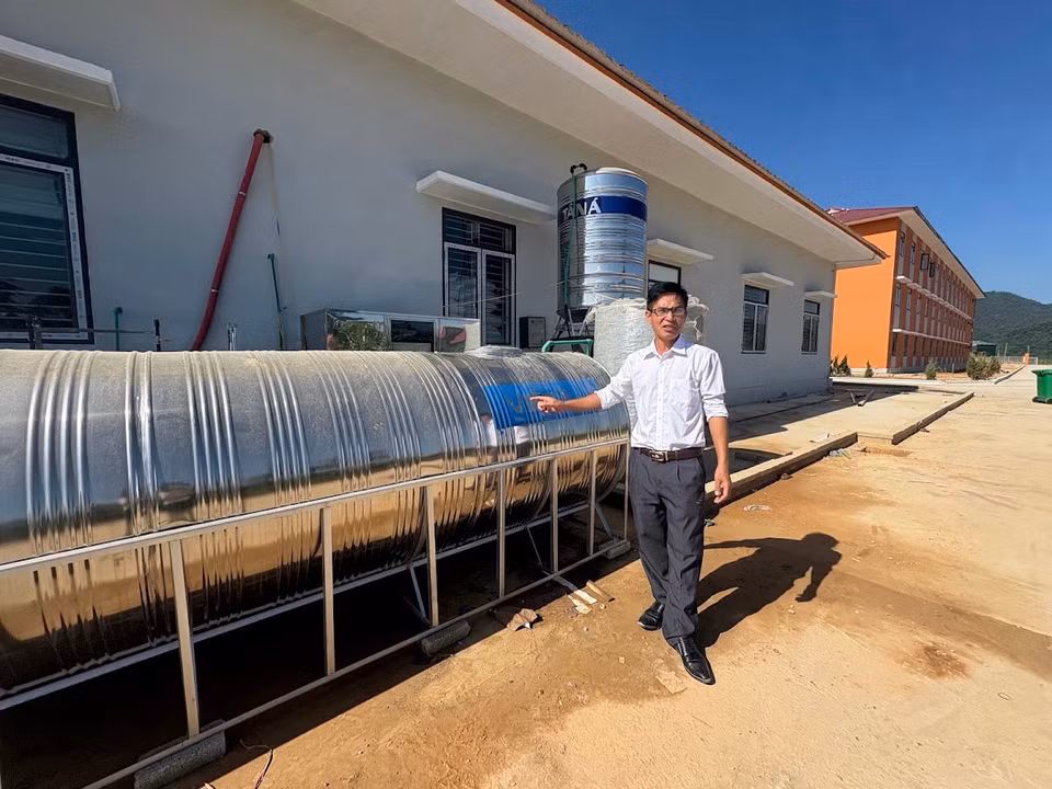 Vì vậy, thầy Sơn đã cho lắp thêm bồn chứa nước thải sau lọc để tái sử dụng. (Ảnh: Vietnam+)
