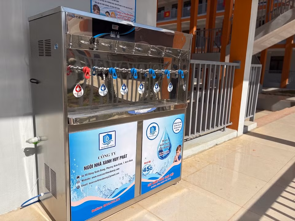 Trường được trang bị bể bơi, cây nước sạch tự động. Nhưng theo thầy Sơn, chi phí cho nước sạch cũng là một bài toán lớn khi tiền nước sẽ lên hàng chục triệu đồng mỗi tháng. (Ảnh: PV/Vietnam+)
