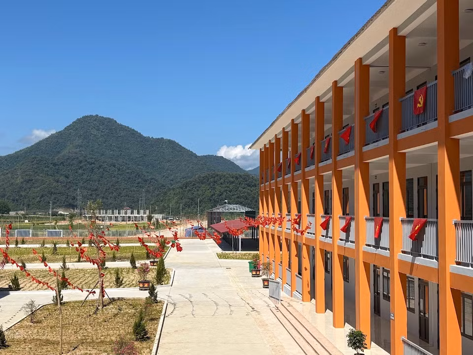 Trường có diện tích trên 5 ha, tại bản Na Vai, xã Sam Mứn. Thầy Nguyễn Trọng Sơn, Hiệu trưởng nhà trường cho biết với không gian rộng, chi phí vận hành sẽ rất lớn và trong một tháng vận hành đầu tiên, nhà trường đã phải tính toán nhiều giải pháp để có thể hoạt động hiệu quả nhất nhưng tiết kiệm nhất. Để thêm rực rỡ trong những ngày đầu tiên đón học sinh, trường đã treo cờ đỏ sao vàng khắp các dãy hành lang lớp học (Ảnh: PV/Vietnam+)