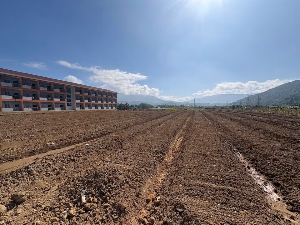 Khu đất trống rộng khoảng 5.000m2 đã được nhà trường lên luống để học sinh trồng rau, vừa phục vụ hoạt động giáo dục, vừa là nơi cung cấp nguồn rau sạch cho bếp ăn bán trú. Thầy Sơn dự kiến kinh phí mua rau sẽ được trả cho các lớp làm quỹ, giảm tiền đóng góp cho phụ huynh. (Ảnh: Vietnam+)
