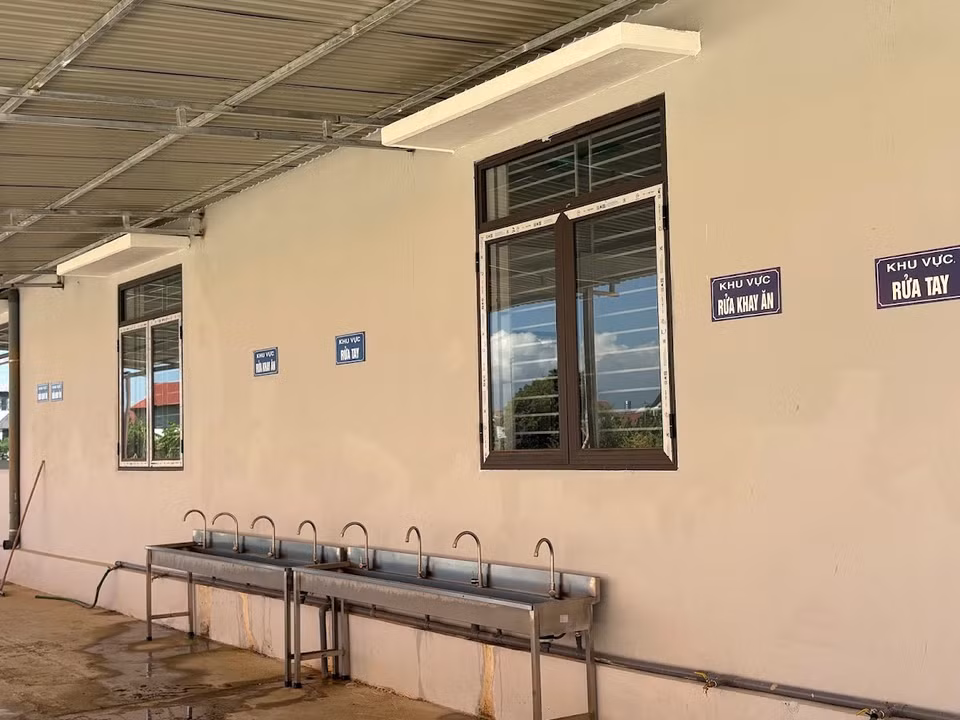 Lượng nước này sẽ được sử dụng để học sinh rửa bát, rửa tay chân sau khi ăn. (Ảnh: Vietnam+)