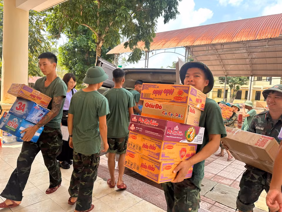 Lực lượng quân đội hỗ trợ vận chuyển vào trường. Mỗi món quà gửi đi là một lời động viên, một niềm tin: Khi chúng ta cùng chung tay, không ai bị bỏ lại phía sau. (Ảnh: NTCC)