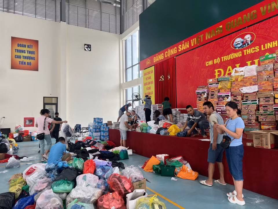 Tại Trường Trung học cơ sở Linh Đàm, cán bộ giáo viên và học sinh, phụ huynh cũng nhiệt tình tham gia hoạt động ủng hộ đồng bào vùng lũ. (Ảnh: PV/Vietam+)