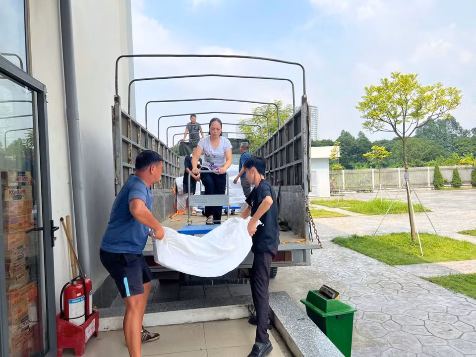 ...và vận chuyển lên xe để đưa đến với đồng bào vùng lũ. (Ảnh: PV/Vietam+)