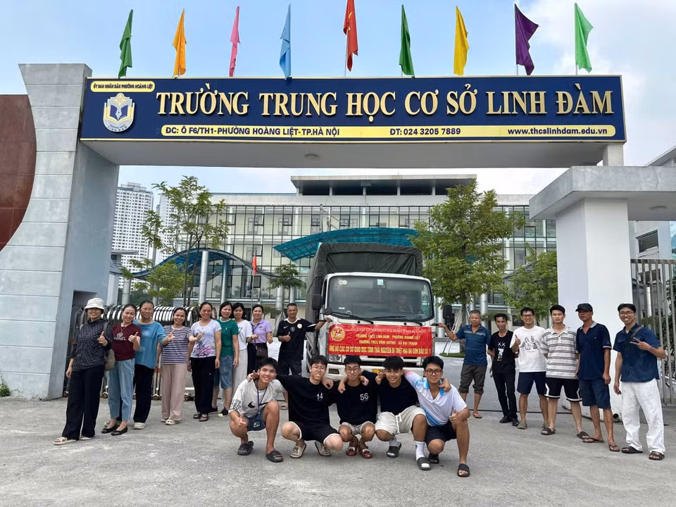 Sau 2 ngày phát động và chuẩn bị, những chuyến xe nghĩa tình của thầy trò và phụ huynh Trường Trung học cơ sở Linh Đàm đã được vận chuyển lên đường, hướng về xã Dân Tiến, tỉnh Thái Nguyên – nơi chịu nhiều ảnh hưởng nặng nề sau mưa lũ. (Ảnh: PV/Vietnam+)