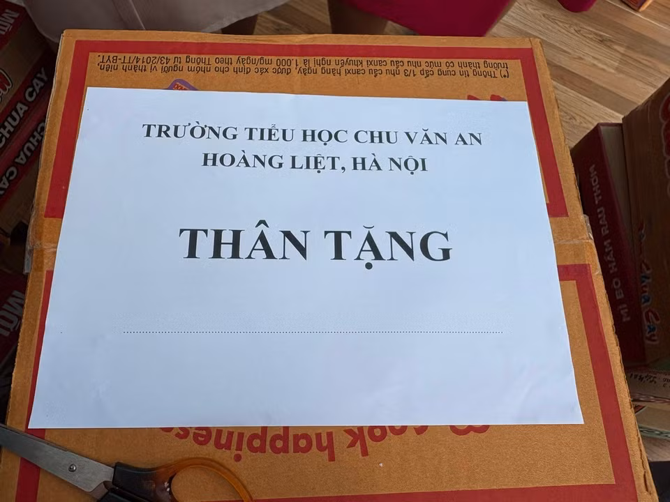 Nhà trường thông báo nhận hiện vật, gồm sách vở, đồ dùng học tập, đồ ăn... là những nhu cầu thiết yếu cho học sinh, đồng bào vùng lũ. (Ảnh: PV/Vietnam+)