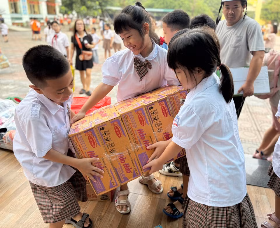 Các em học sinh cũng tham gia tích cực. (Ảnh: PV/Vietnam+)