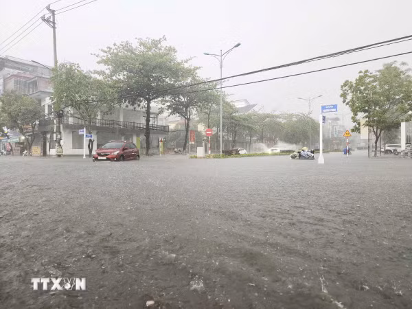 Thời tiết ngày 27/10: Khu vực từ Hà Tĩnh đến Đà Nẵng có nơi mưa trên 300mm