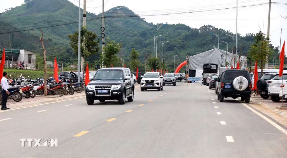 ttxvn-tuyen-quang-khanh-thanh-tuyen-duong-ket-noi-khu-du-lich-voi-cao-toc-8985905-2.jpg