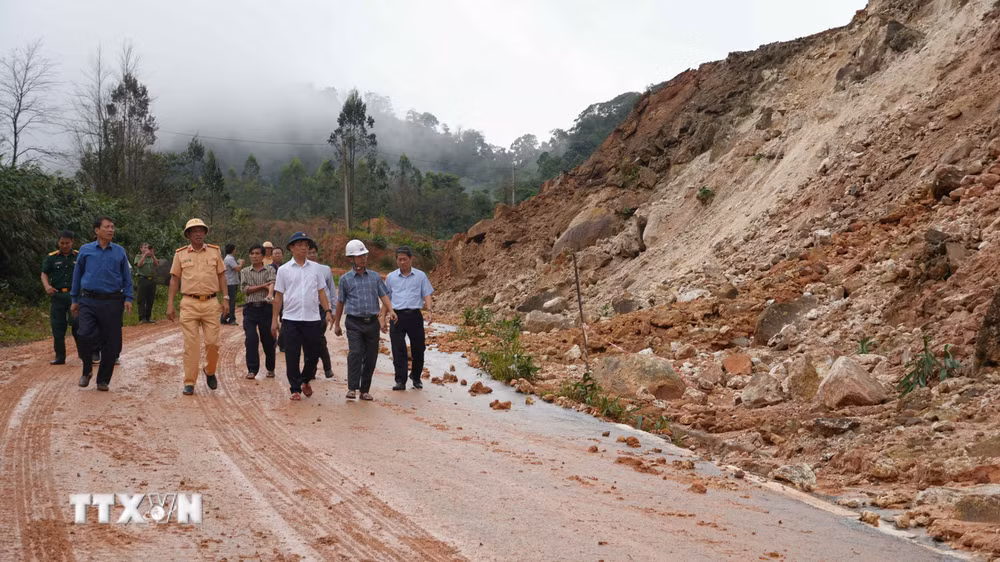 ttxvn-lanh-dao-tinh-quang-ngai-kiem-tra-tinh-hinh-sat-lo-thiet-hai-do-mua-lu-8971540-2.jpg