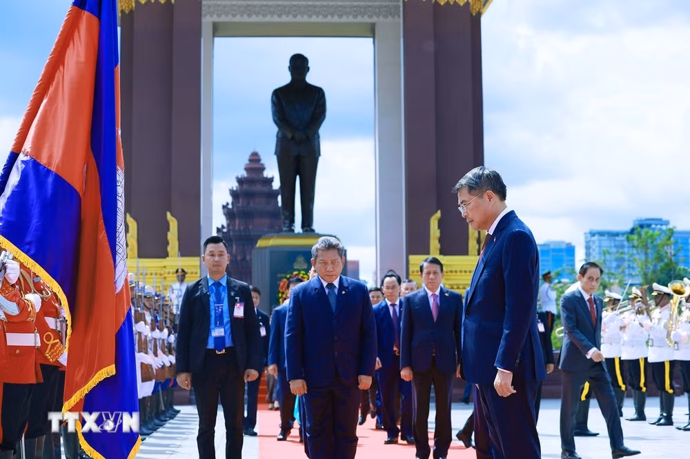 ttxvn-thu-tuong-dat-hoa-tai-dai-tuong-niem-co-quoc-vuong-campuchia-norodom-sihanouk-9076666.jpg