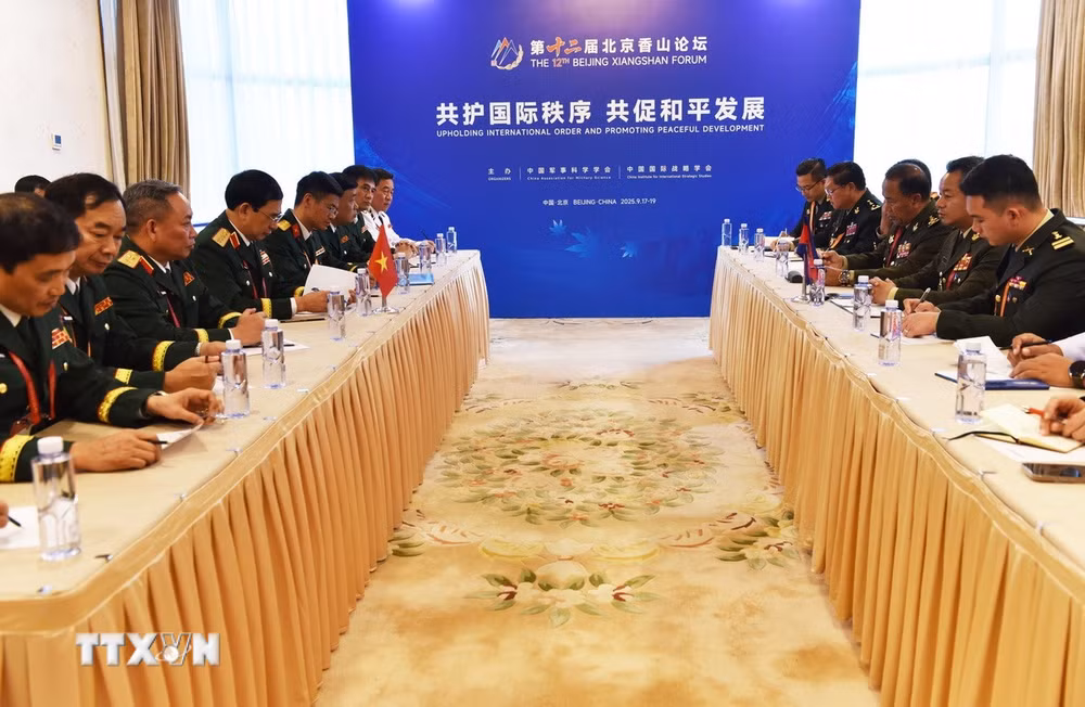 ttxvn-bo-truong-bo-quoc-phong-phan-van-giang-gap-lanh-dao-quoc-phong-cac-nuoc-ben-le-dien-dan-huong-son-bac-kinh-lan-thu-12-8283136.jpg