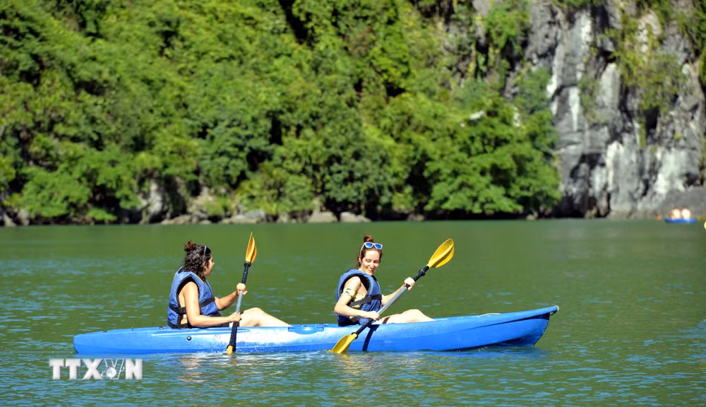 ttxvn-cheo-thuyen-kayak-va-thuyen-cheo-tay-tren-vinh-ha-long-6409618.jpg