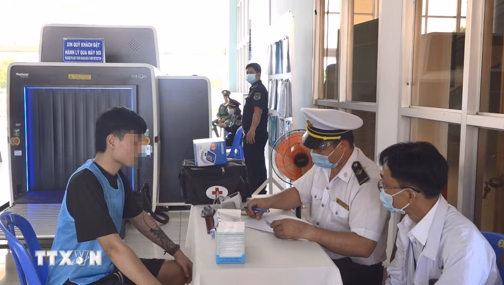 ttxvn_dong-thap-tiep-nhan-32-cong-dan-viet-nam-do-luc-luong-chuc-nang-campuchia-trao-tra-9107534-2.jpg