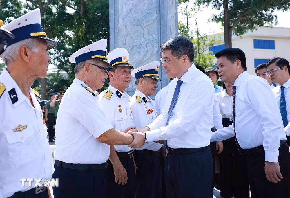ttxvn_ky-niem-65-nam-duong-ho-chi-minh-tren-bien-chien-cong-huyen-thoai-to-tham-trang-su-oai-hung-9103450-16.jpg