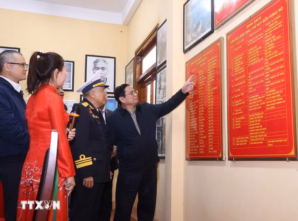ttxvn_ky-niem-65-nam-duong-ho-chi-minh-tren-bien-chien-cong-huyen-thoai-to-tham-trang-su-oai-hung-9103450-18.jpg