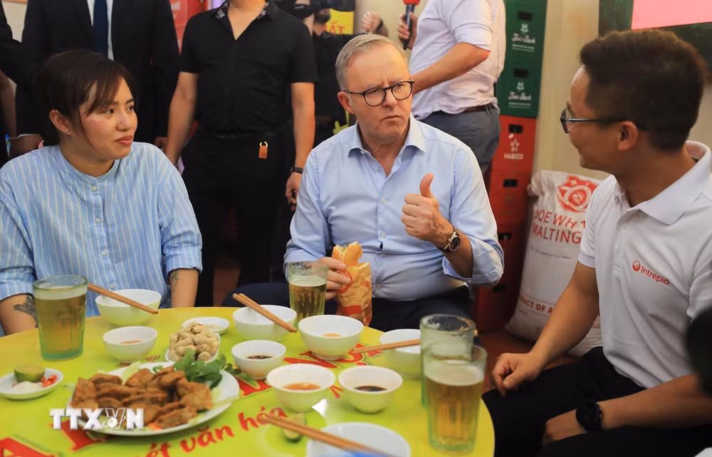 ttxvn-thu-tuong-australia-anthony-albanese-thuong-thuc-banh-mi-truyen-thong-ha-noi-6765437.jpg