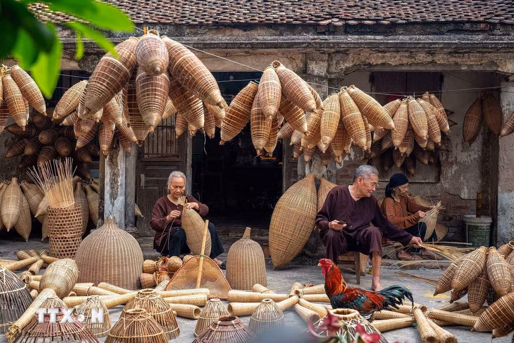 ttxvn-lang-nghe-dan-do-thu-sy-noi-luu-giu-net-dep-hon-que-8067604-5.jpg