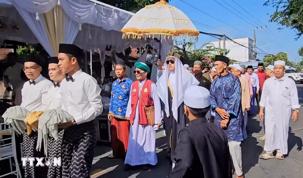 ttxvn-sac-mau-di-san-trong-le-cuoi-cua-dong-bao-cham-islam-tai-an-giang-9033824-2.jpg