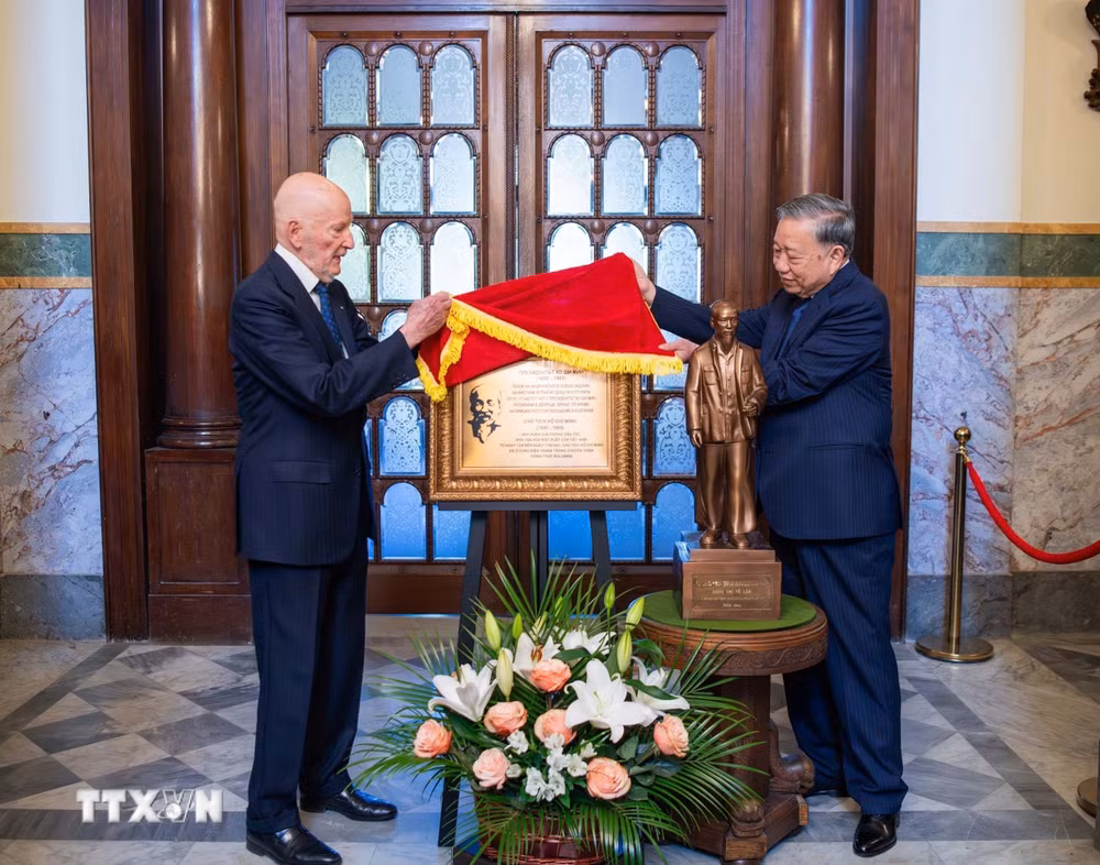 ttxvn-tong-bi-thu-to-lam-tham-noi-bac-ho-tung-o-tai-bulgaria-8358471-1.jpg