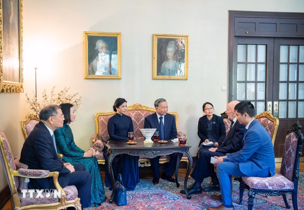 ttxvn-tong-bi-thu-to-lam-tham-noi-bac-ho-tung-o-tai-bulgaria-8358471-3.jpg