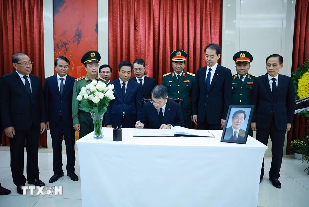 ttxvn-thu-tuong-ghi-so-tang-chia-buon-dong-chi-chu-dung-co-nguyen-thu-tuong-trung-quoc-8962220-3.jpg