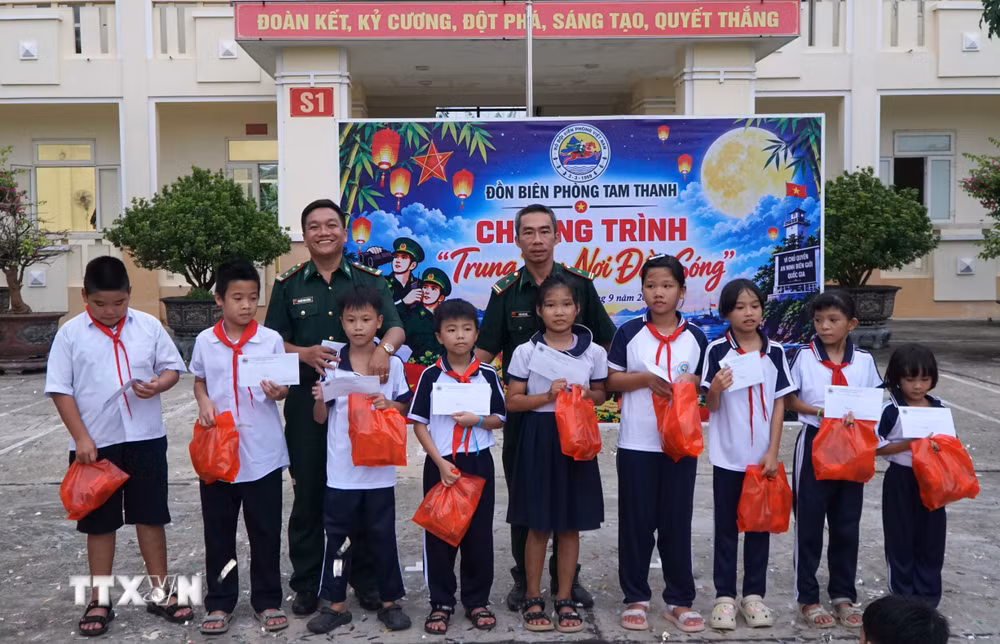 ttxvn-to-chuc-trung-thu-ket-hop-tuyen-truyen-ve-bien-dao-que-huong-cho-hoc-sinh-9026899-2.jpg