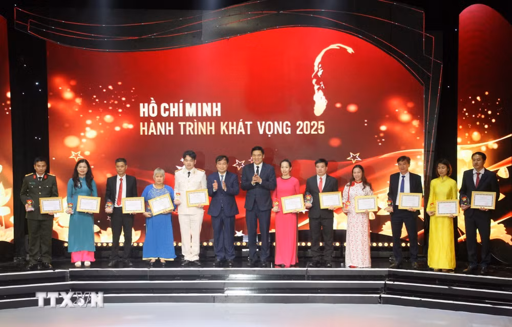 ttxvn-giao-luu-dien-hinh-tieu-bieu-hoc-tap-va-lam-theo-bac-khu-vuc-mien-trung-tay-nguyen-8471134.jpg