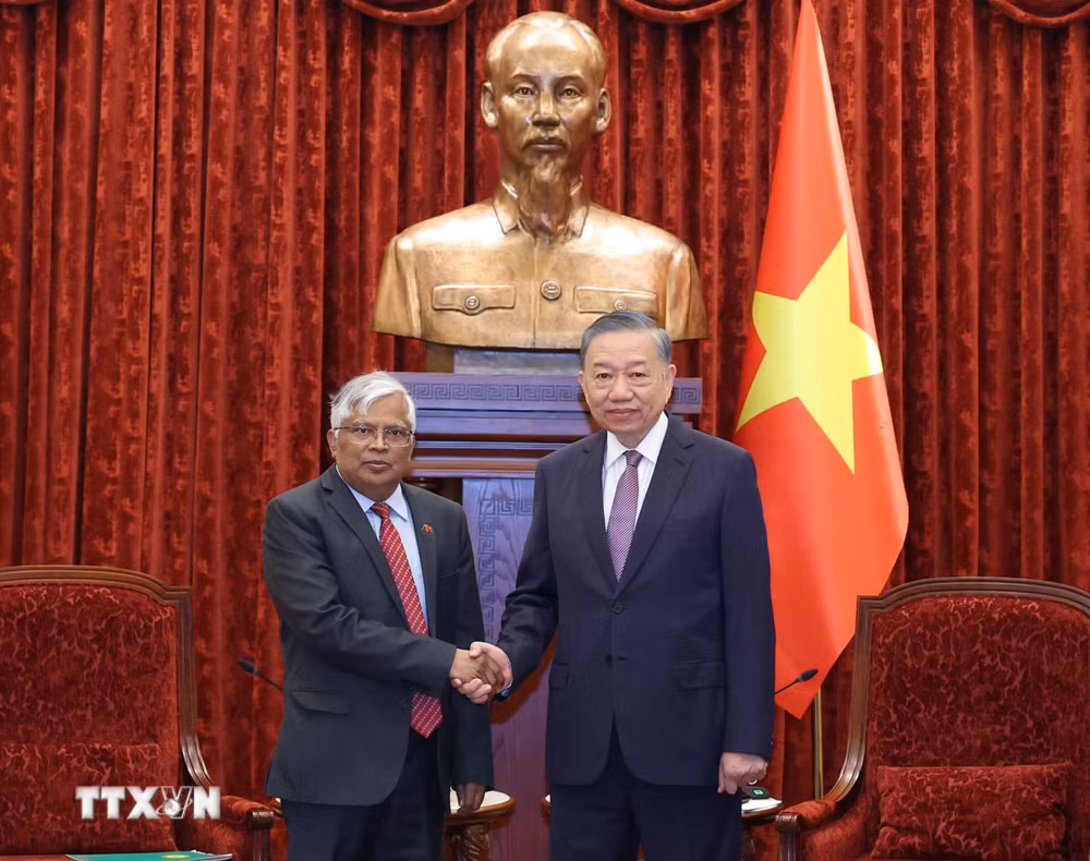 ttxvn-tong-bi-thu-chu-tich-nuoc-to-lam-tiep-dai-su-bangladesh-den-chao-tu-biet-9005398-1.jpg