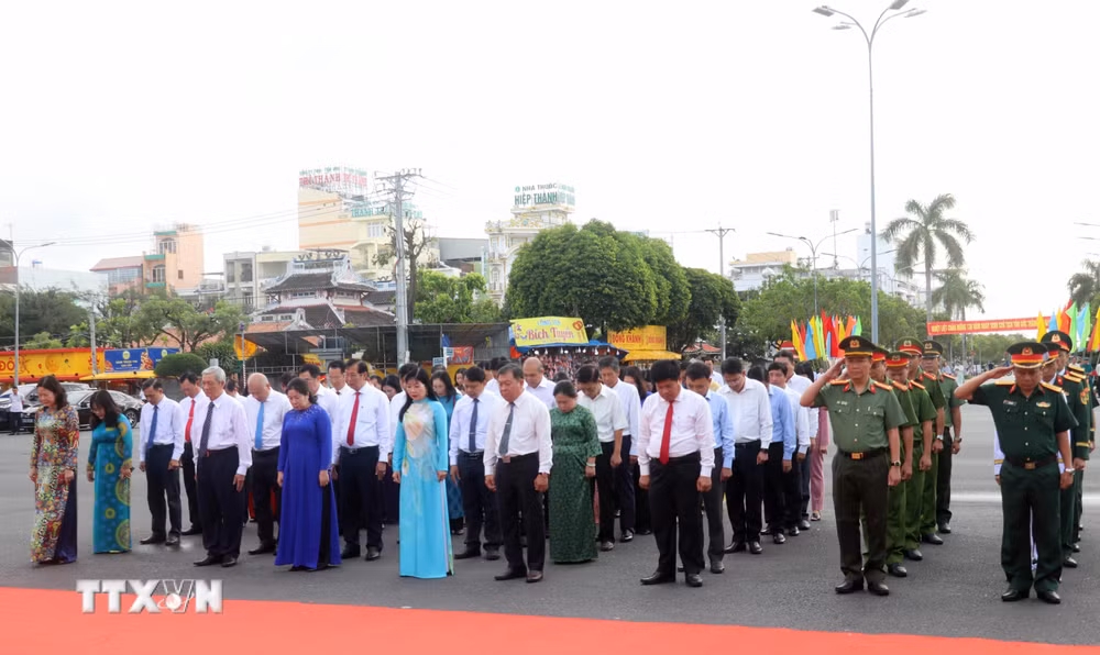 ttxvn-lanh-dao-tinh-an-giang-dang-hoa-tuong-nho-chu-tich-ton-duc-thang-8966965-1.jpg