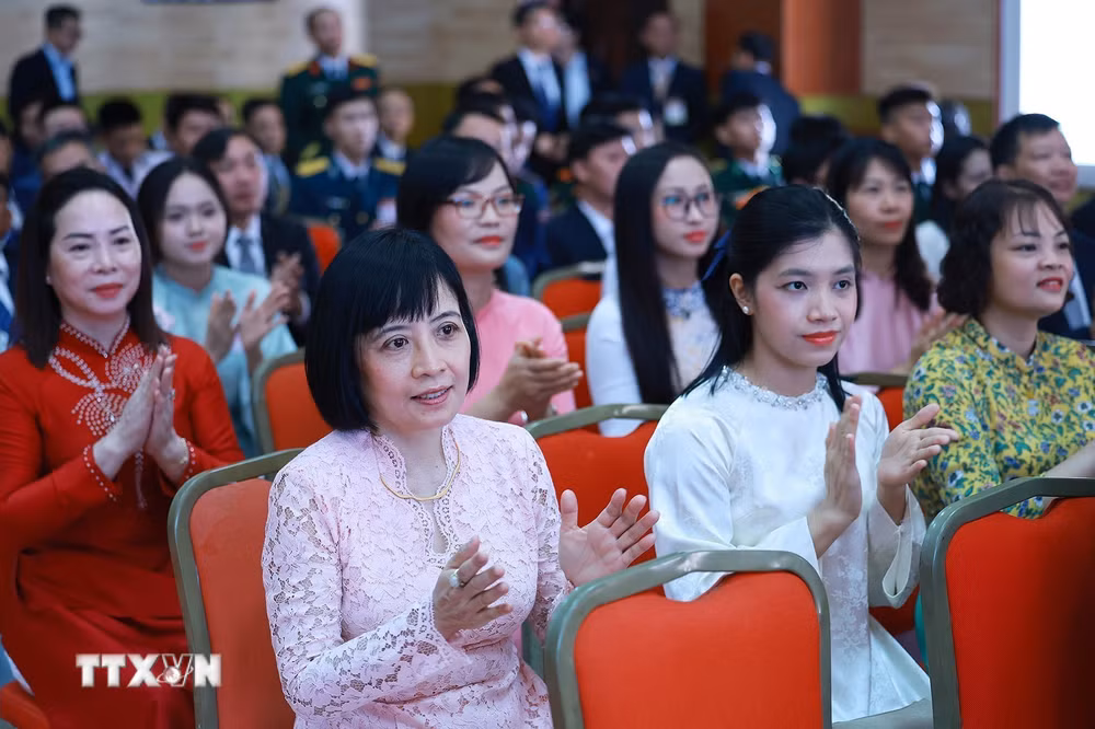 ttxvn_thu-tuong-gap-go-cong-dong-nguoi-viet-nam-tai-campuchia-9078629-2.jpg