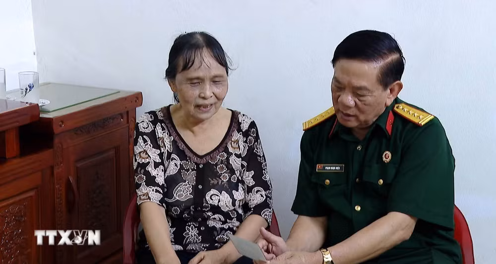ttxvn-sang-ngoi-nghia-tinh-dong-doi-cua-nguoi-linh-gia-dat-co-do-8962410-3.jpg