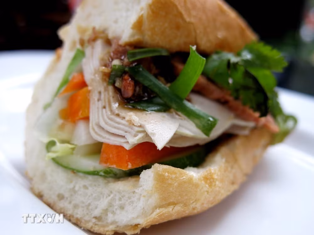 ttxvn-banh-mi-viet-nam-duoc-vinh-danh-ngon-nhat-the-gioi-7276526-2.jpg