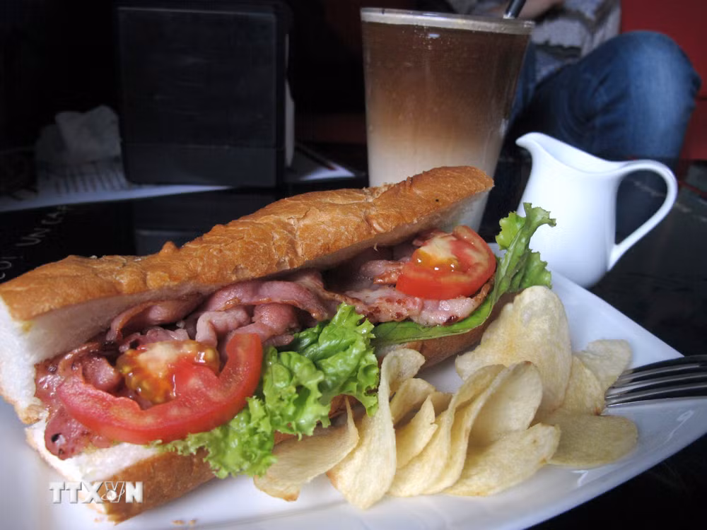 ttxvn-banh-mi-viet-nam-duoc-vinh-danh-ngon-nhat-the-gioi-7276526-1.jpg