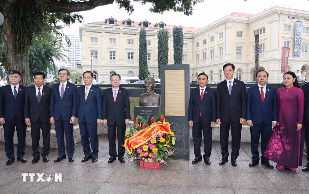 ttxvn-thuong-truc-ban-bi-thu-dang-hoa-tuong-niem-bac-ho-tai-bao-tang-van-minh-chau-a-singapore-8977571-4.jpg